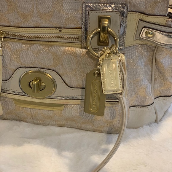 Authentic - Well loved Coach purse. Signs of use. - Picture 5 of 10